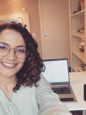 Isabelle Rolim em frente ao notebook, no consultório